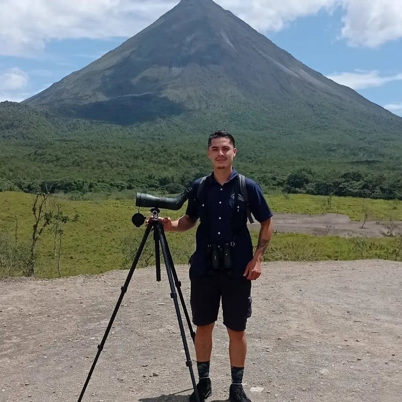 Bryan Montoya, naturalist guide and wildlife photographer, birding at Arenal Volcano — Guanadreams CR