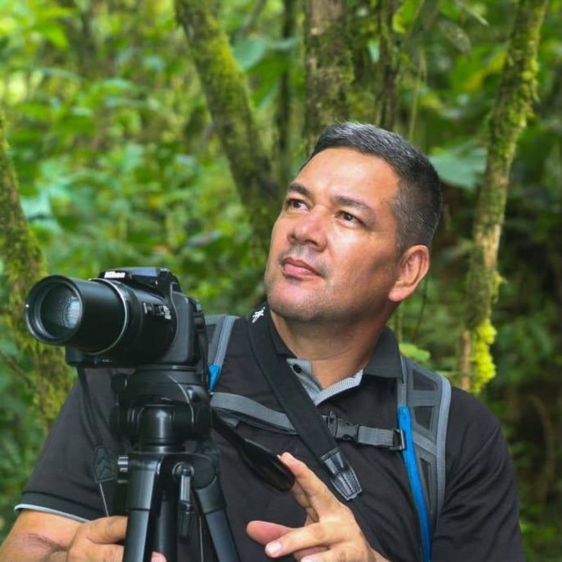 José Vargas Mena, naturalist guide and wildlife photographer in the cloud forest — Guanadreams CR