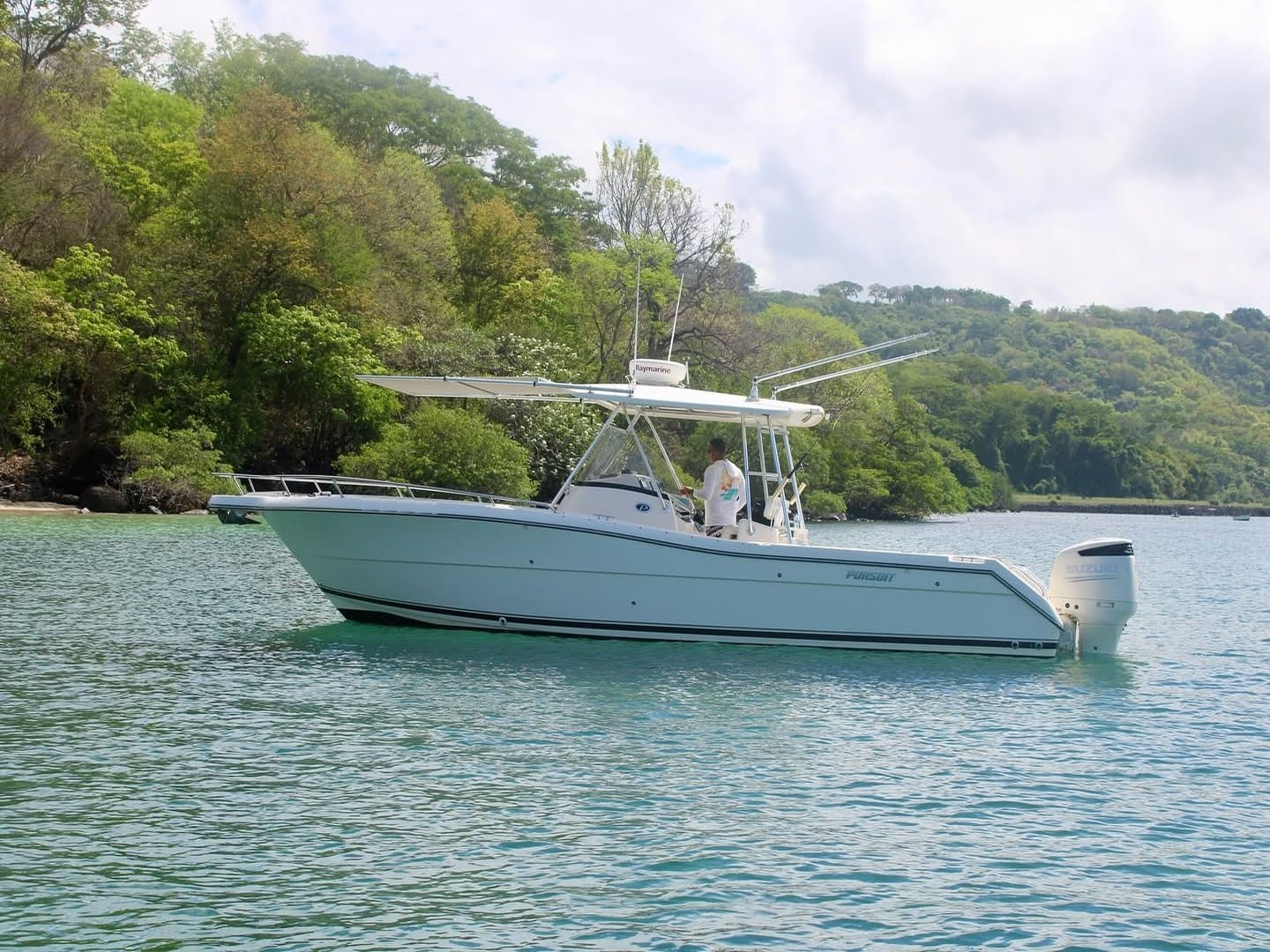 Thirty-two foot high-performance private charter boat in the Gulf of Papagayo, Guanacaste, Costa Rica