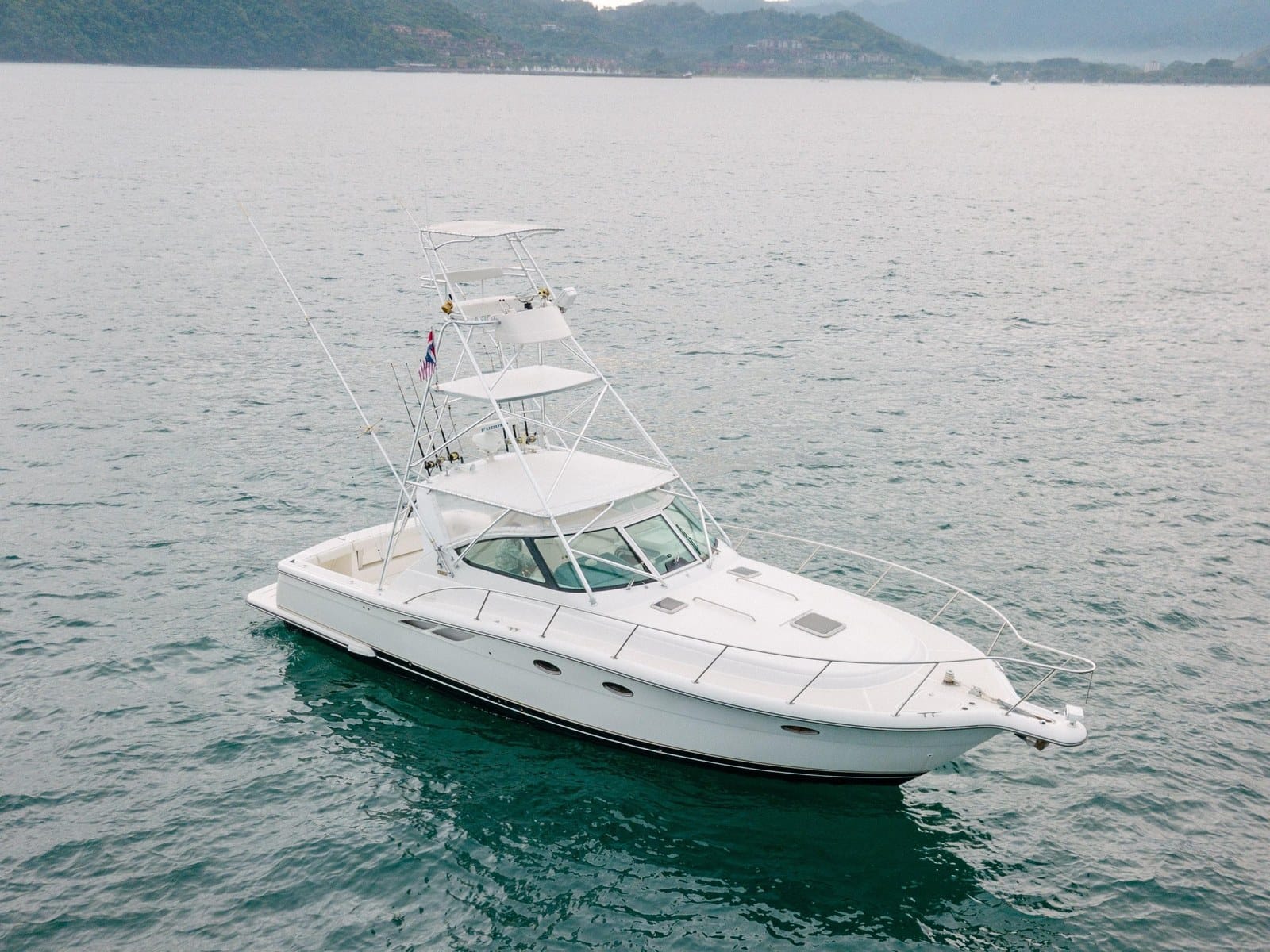Forty-foot private charter yacht with an air-conditioned salon in the Gulf of Papagayo, Guanacaste, Costa Rica